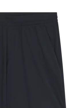 Active Stretch-fabric shorts with mesh pocket bags