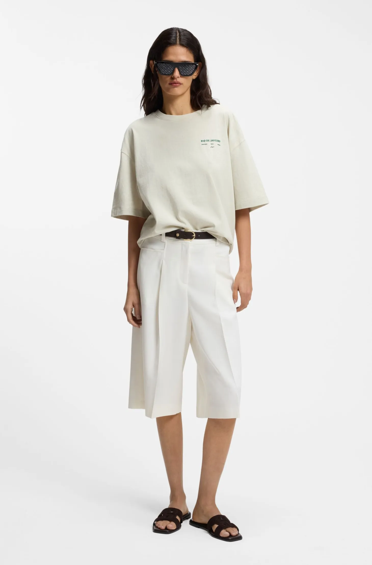 Bermuda trousers with front pleats