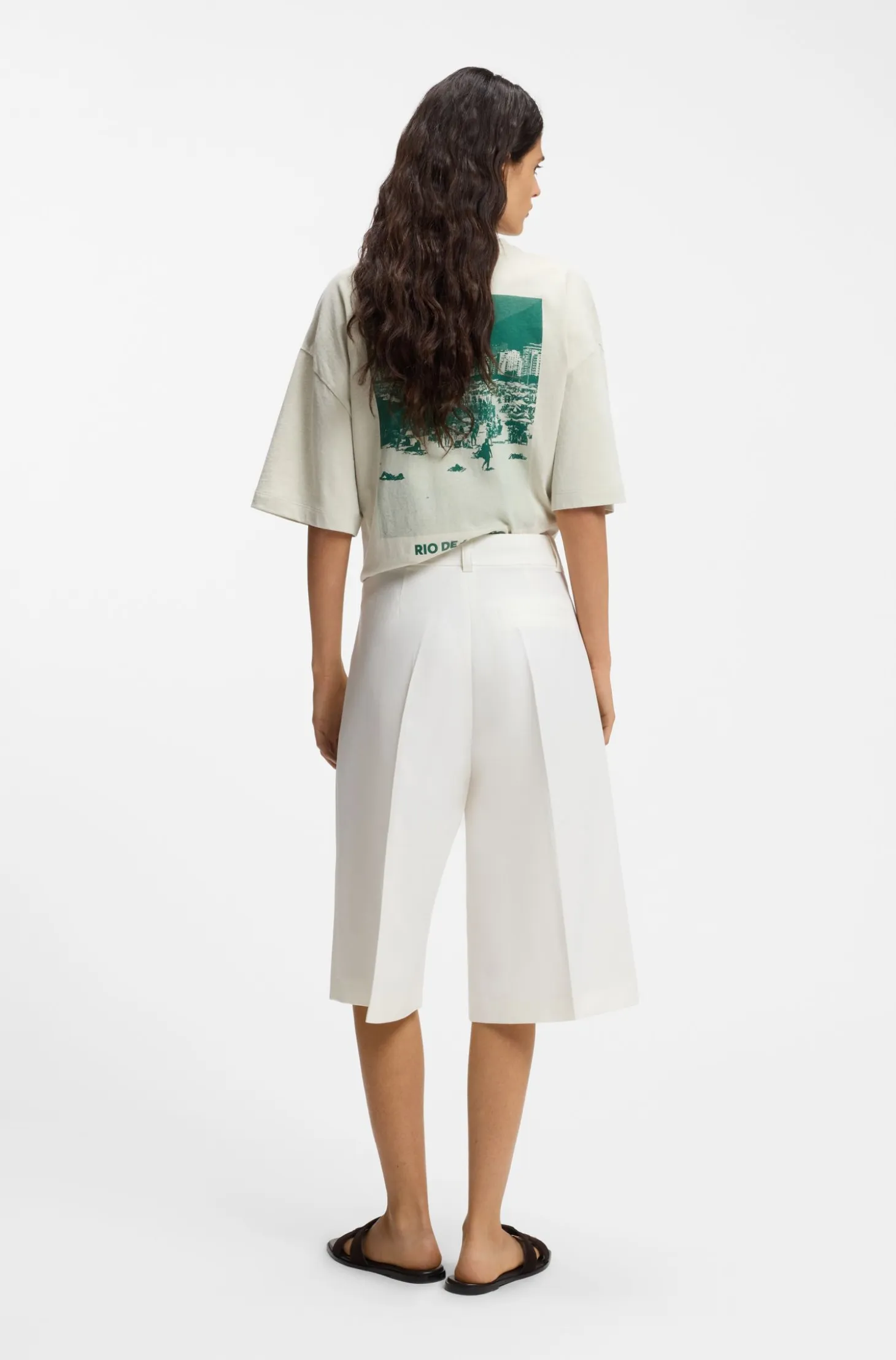 Bermuda trousers with front pleats