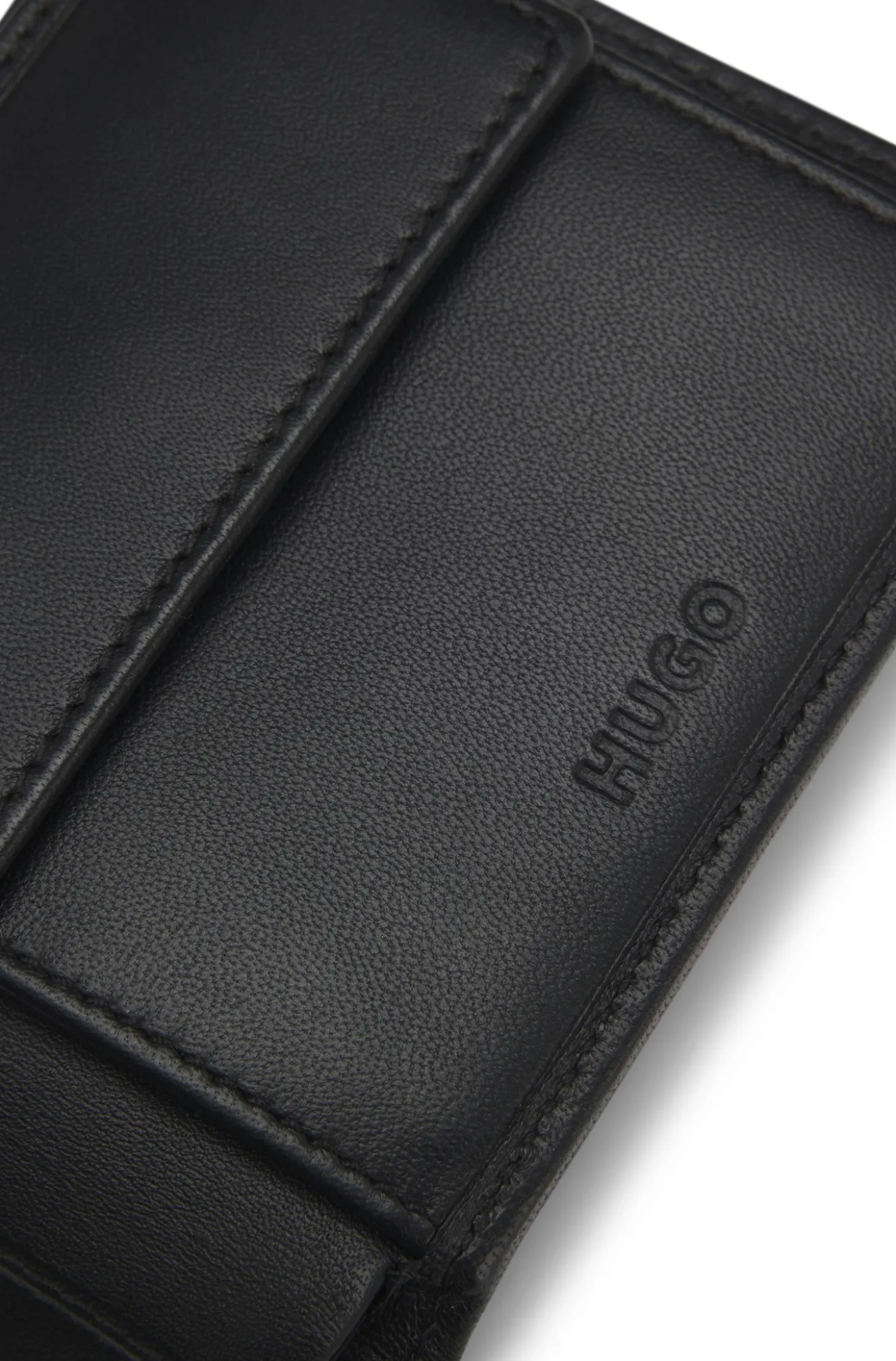 Bifold wallet in smooth leather with embossed logo