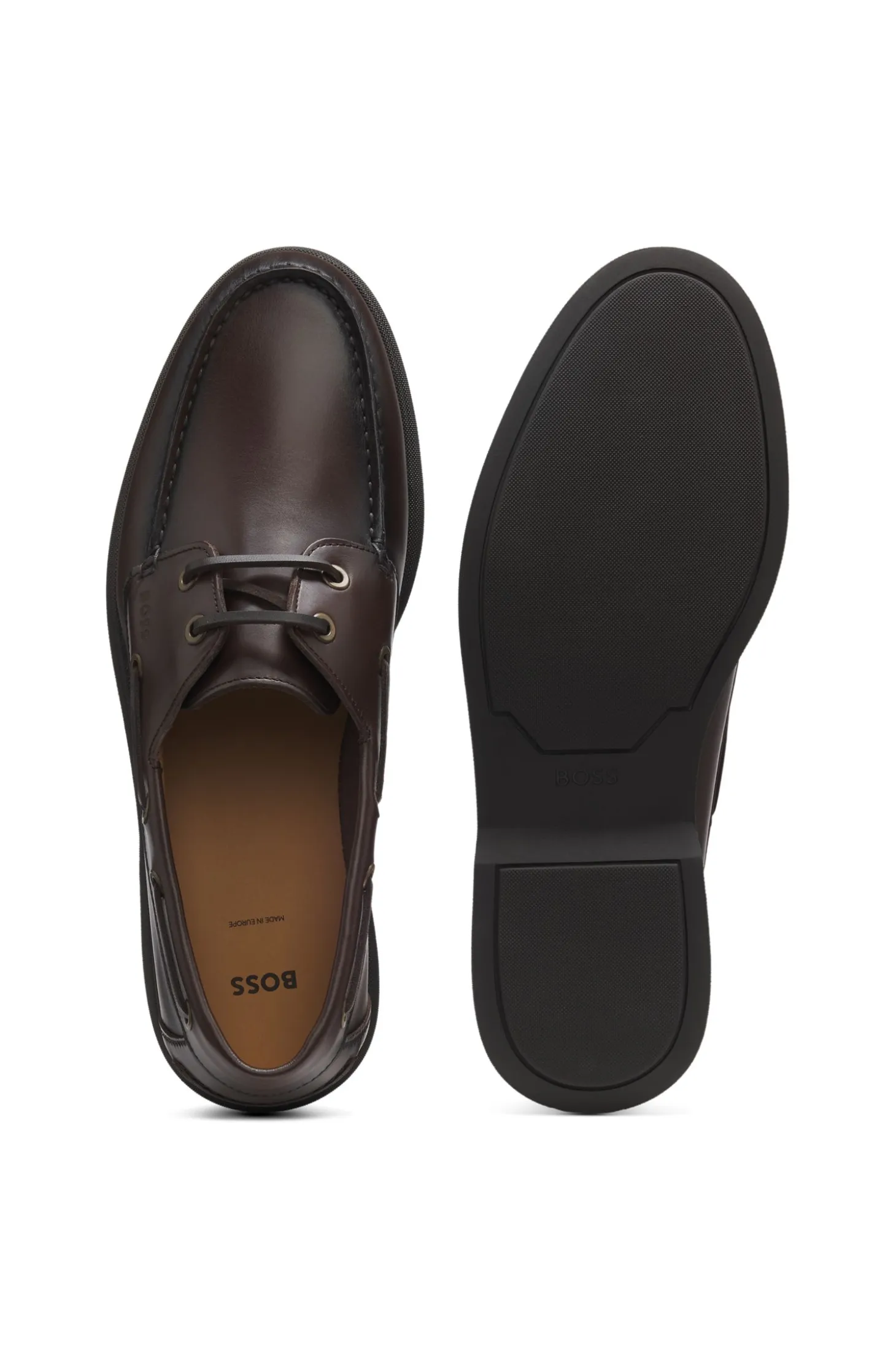 Boat shoes in leather with embossed logo