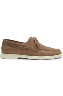 Boat shoes in suede with contrast sole