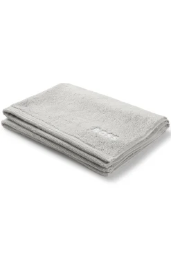 Cotton bath mat with contrast embroidered logo