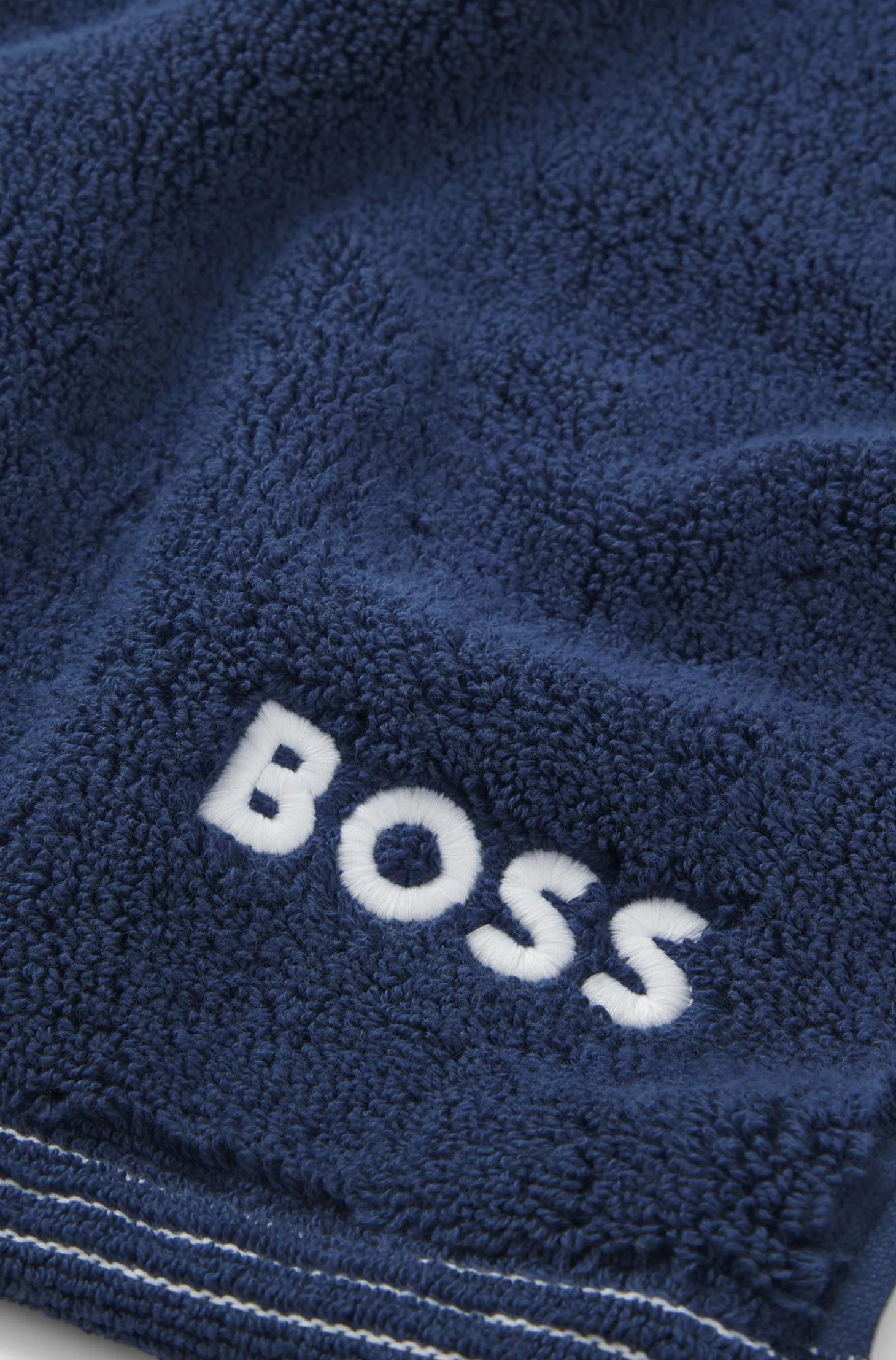Cotton bath mat with contrast embroidered logo