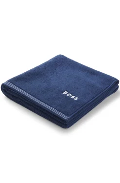Cotton bath towel with contrast embroidered logo