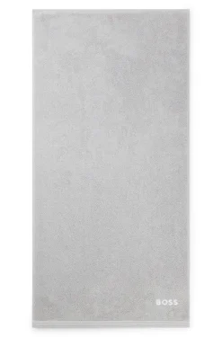 Cotton bath towel with contrast embroidered logo