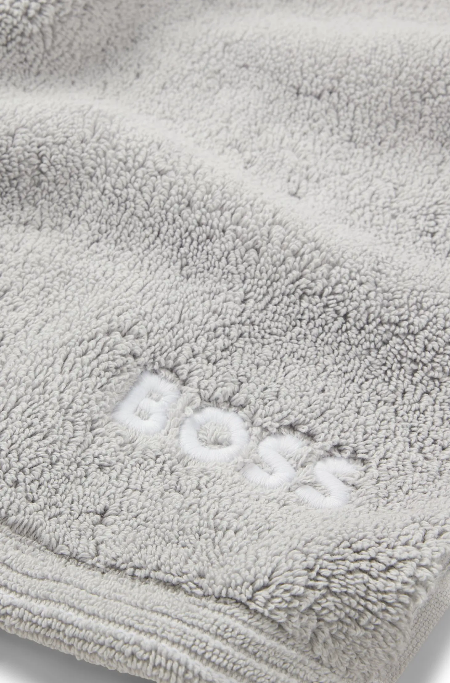 Cotton bath towel with contrast embroidered logo