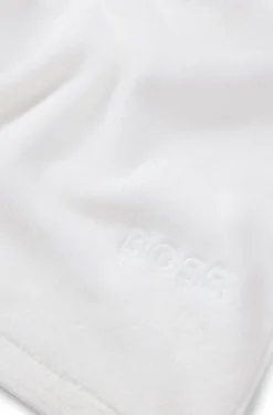 Cotton bath towel with contrast embroidered logo