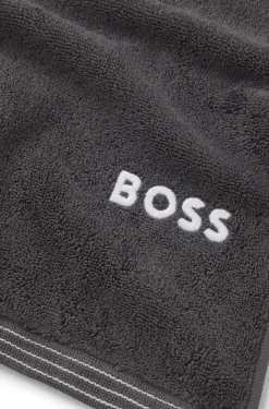 Cotton bath towel with contrast embroidered logo