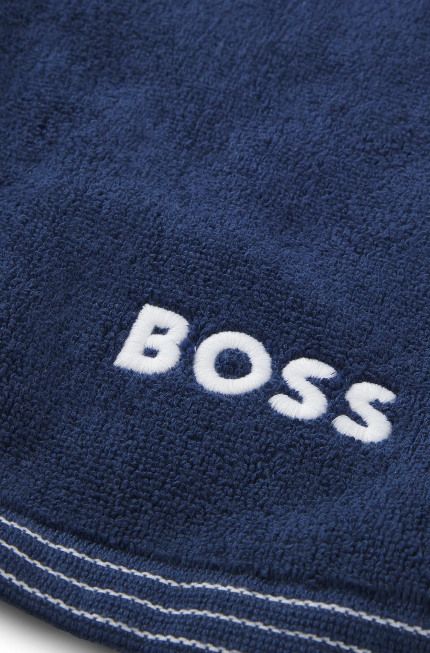 Cotton guest towel with contrast embroidered logo
