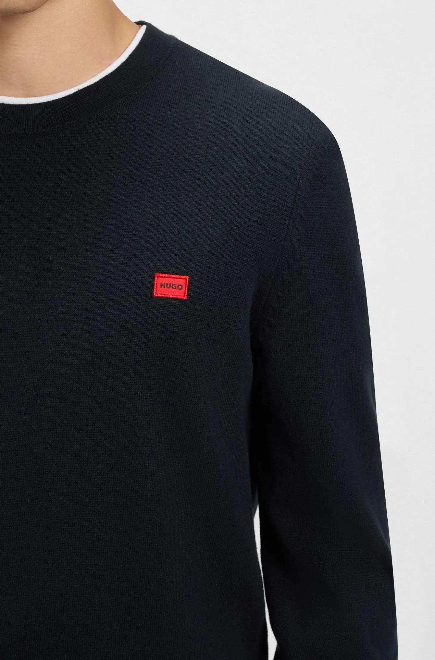 Cotton sweater with red logo label