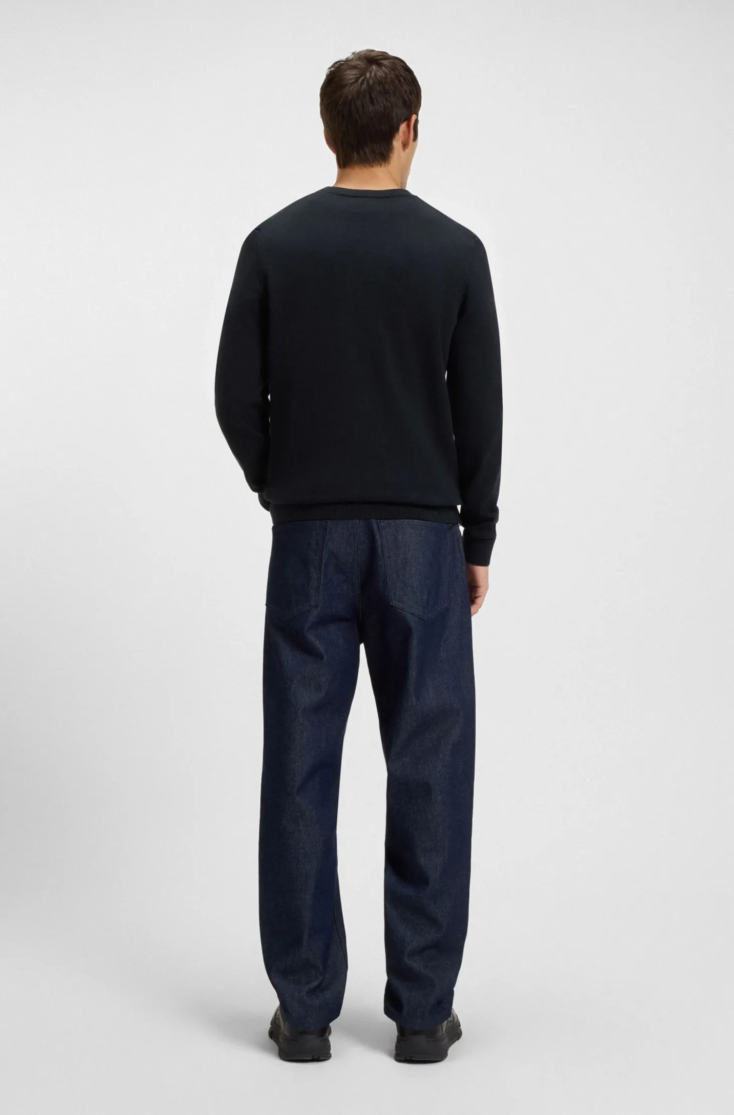 Cotton sweater with red logo label