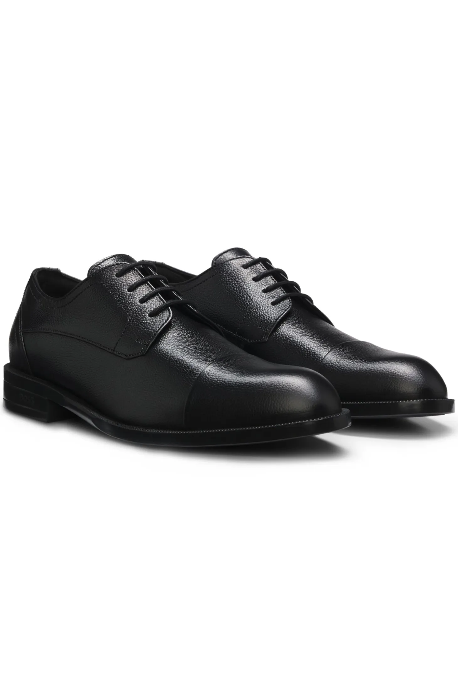Derby shoes in grained leather with cap toe