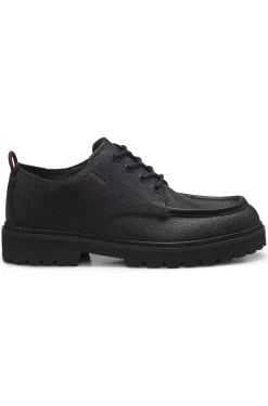 Derby shoes in grained leather with lug sole