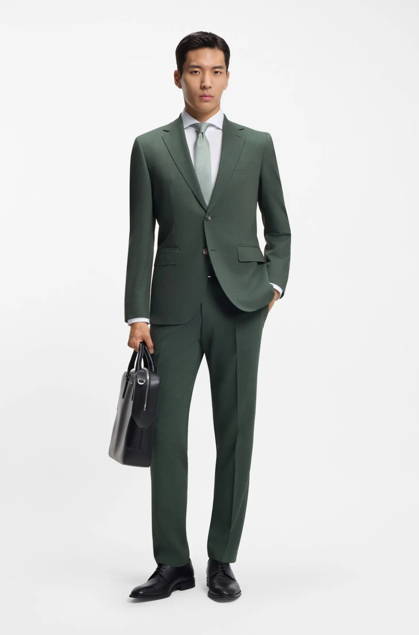 Easy-care suit in stretch cloth with wool
