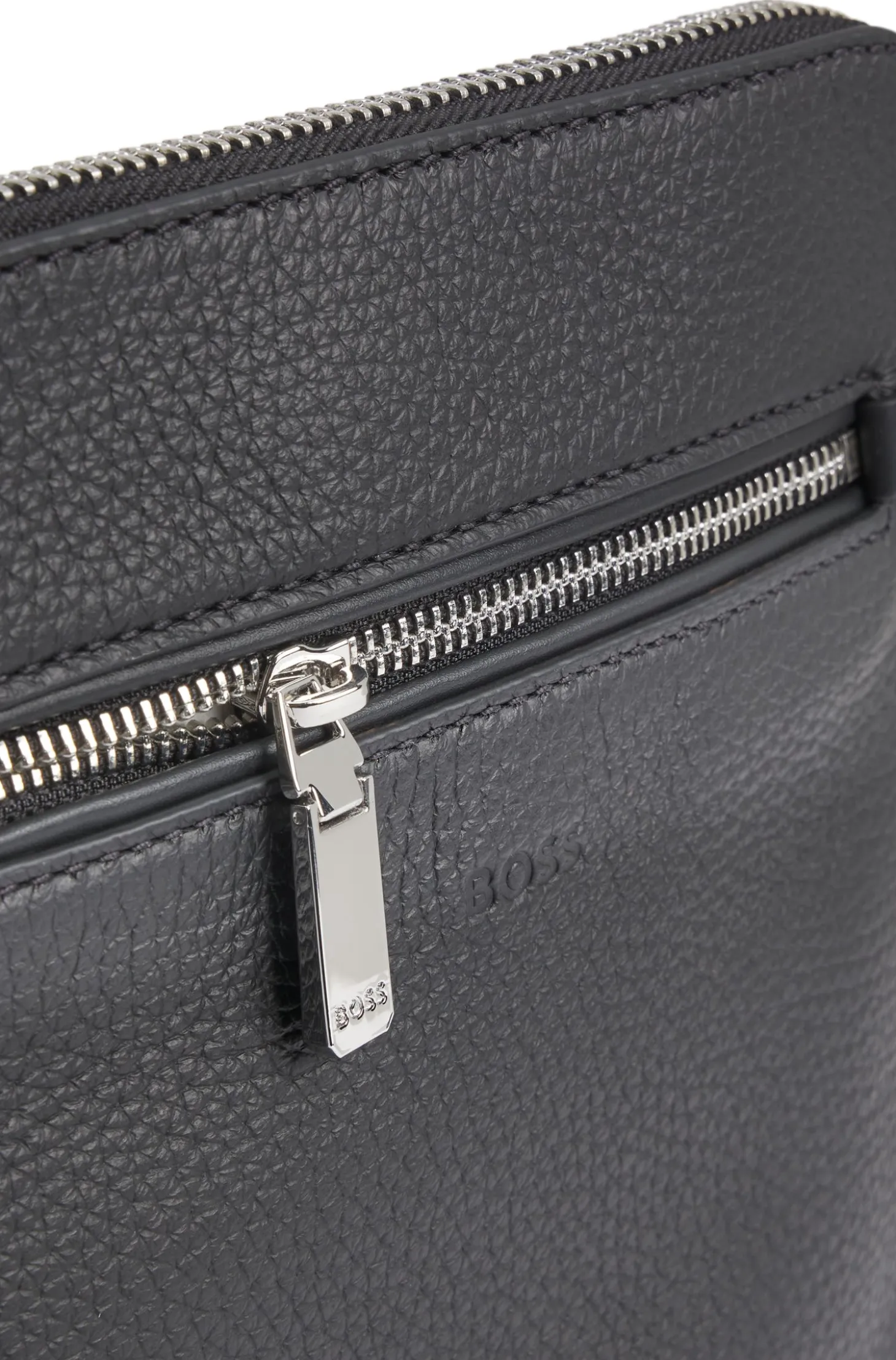 Envelope bag in Italian leather with embossed logo