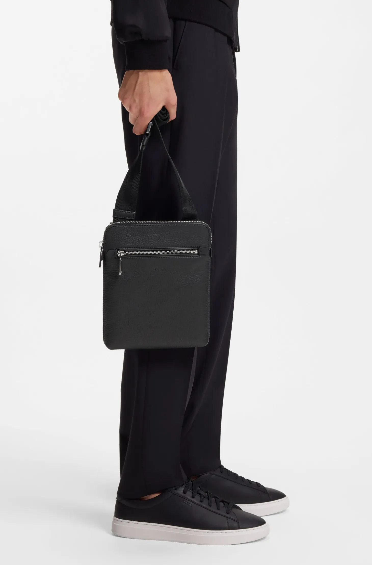 Envelope bag in Italian leather with embossed logo