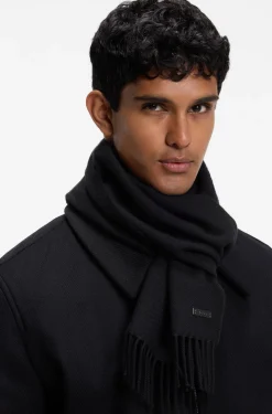 Italian-made scarf in wool with logo patch