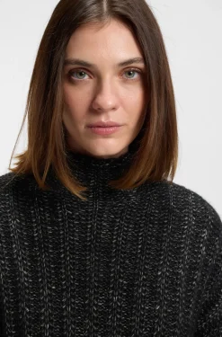 Knitted sweater with ribbed structure