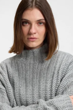 Knitted sweater with ribbed structure