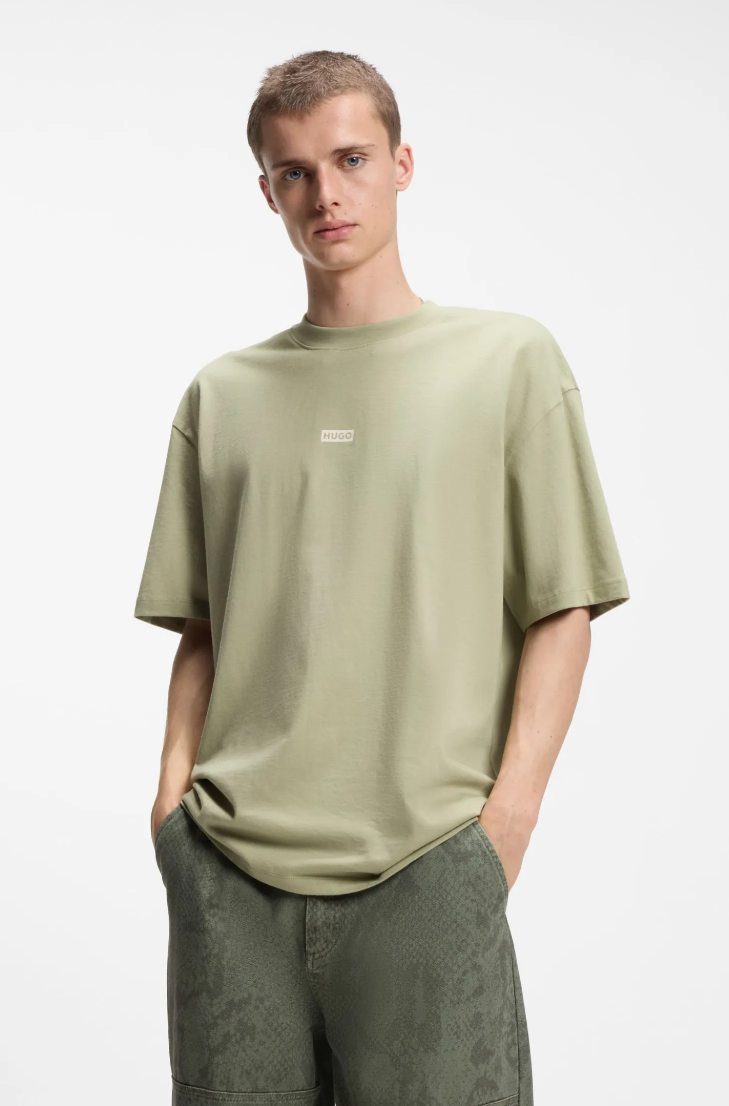 Loose-fit T-shirt in cotton with rear logo artwork