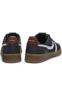Low-top trainers with a contrast gum sole