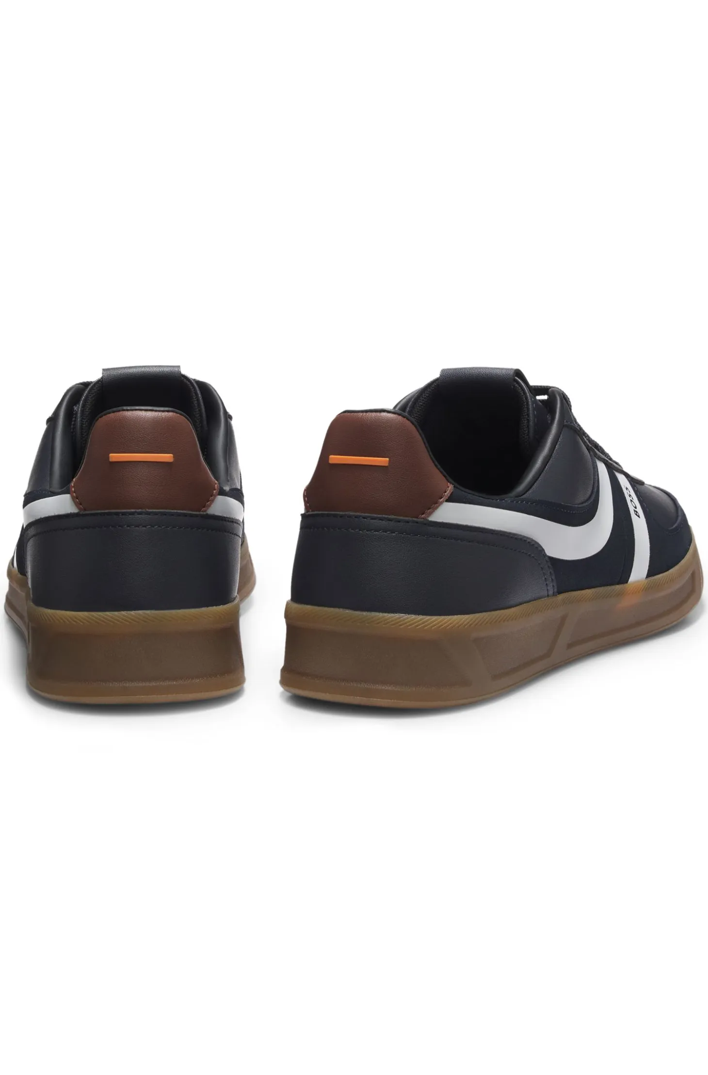 Low-top trainers with a contrast gum sole