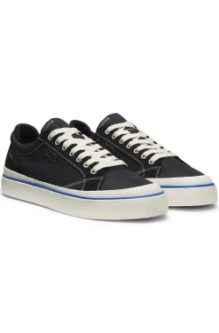 Low-top trainers with blue-line outsole