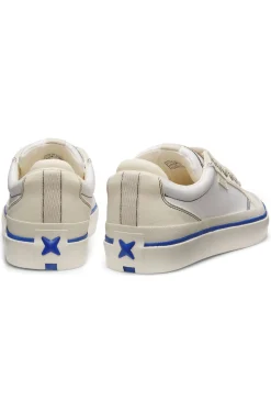 Low-top trainers with blue-line outsole