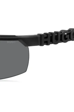 Mask-style sunglasses in black with 3D-logo temples