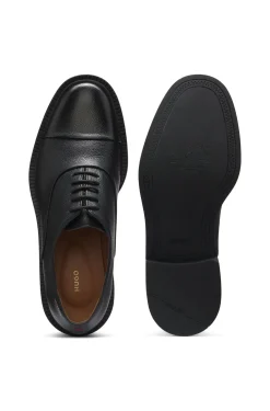 Oxford shoes in grained leather with cap toe