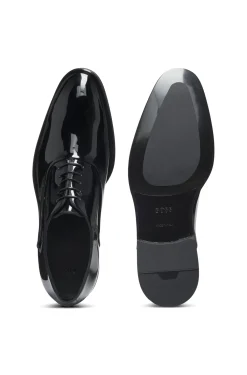 Oxford shoes in patent faux leather