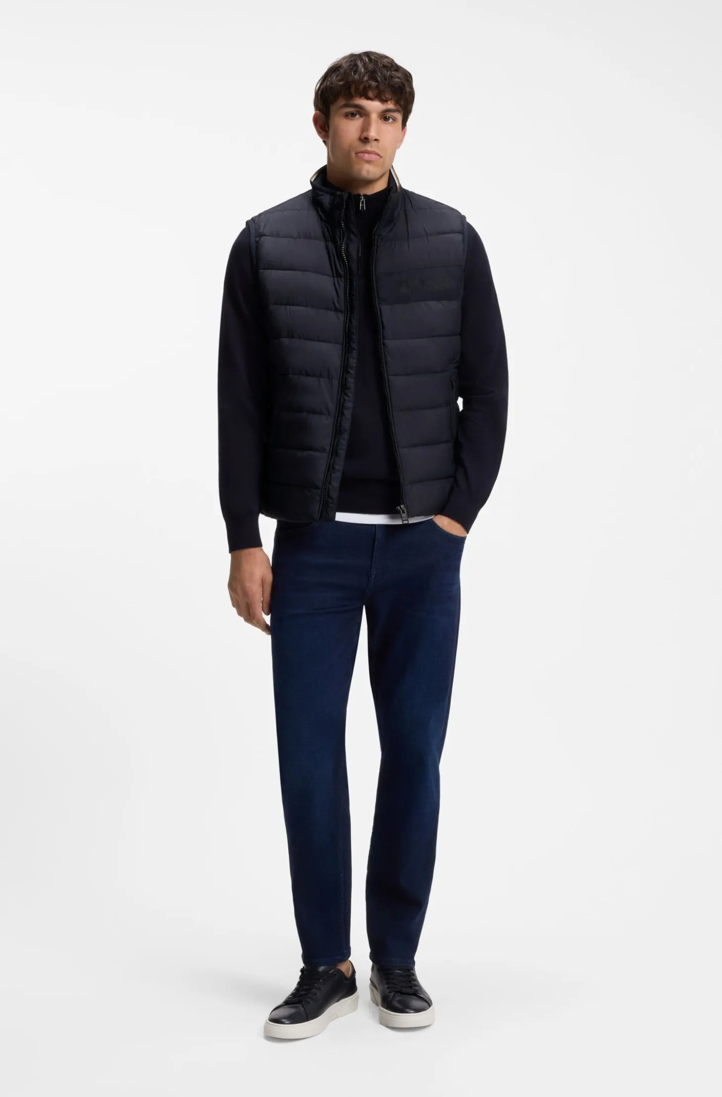 Padded gilet with a protective stand collar
