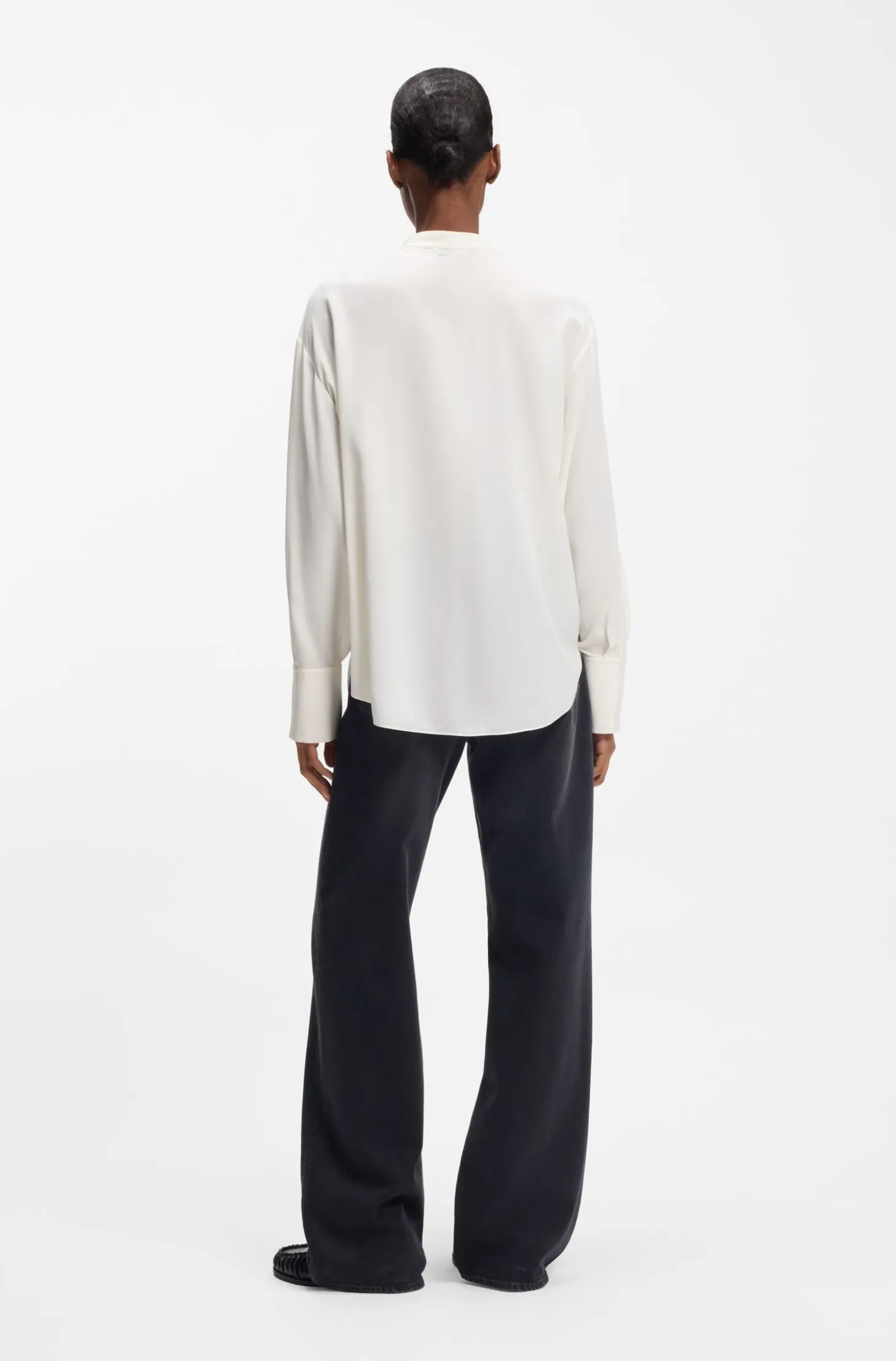 Regular-fit blouse in sandwashed silk with adjustable cuffs