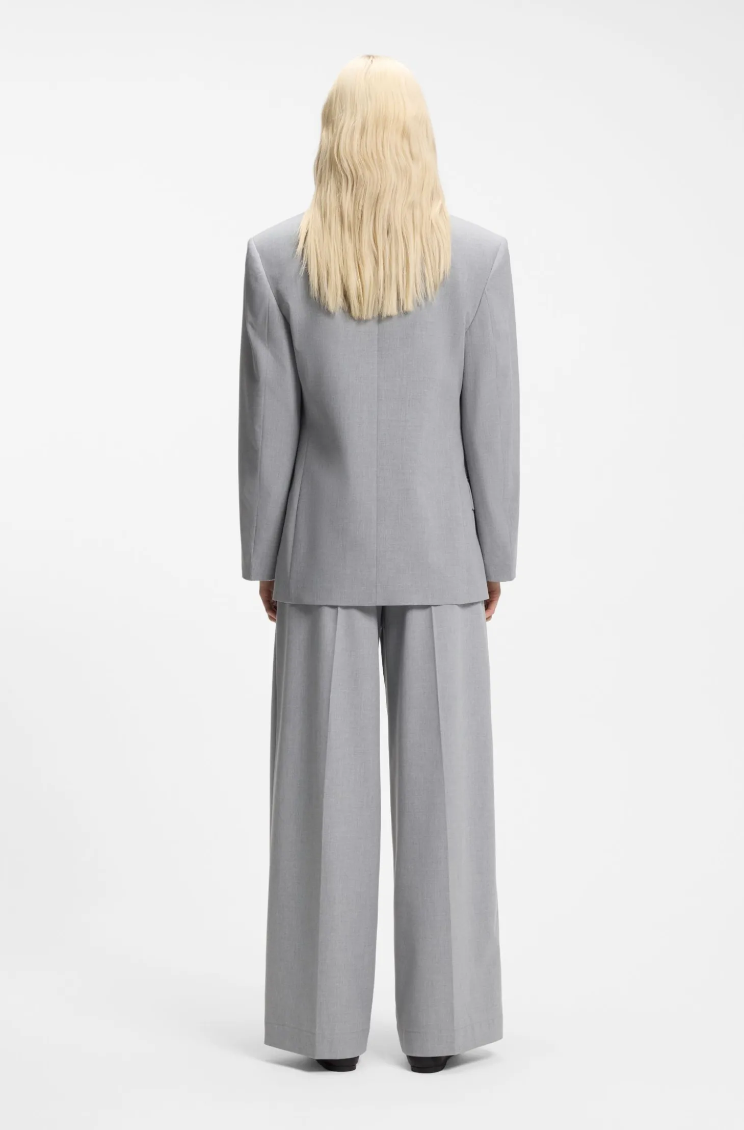 Relaxed-fit blazer with enamel flower brooch