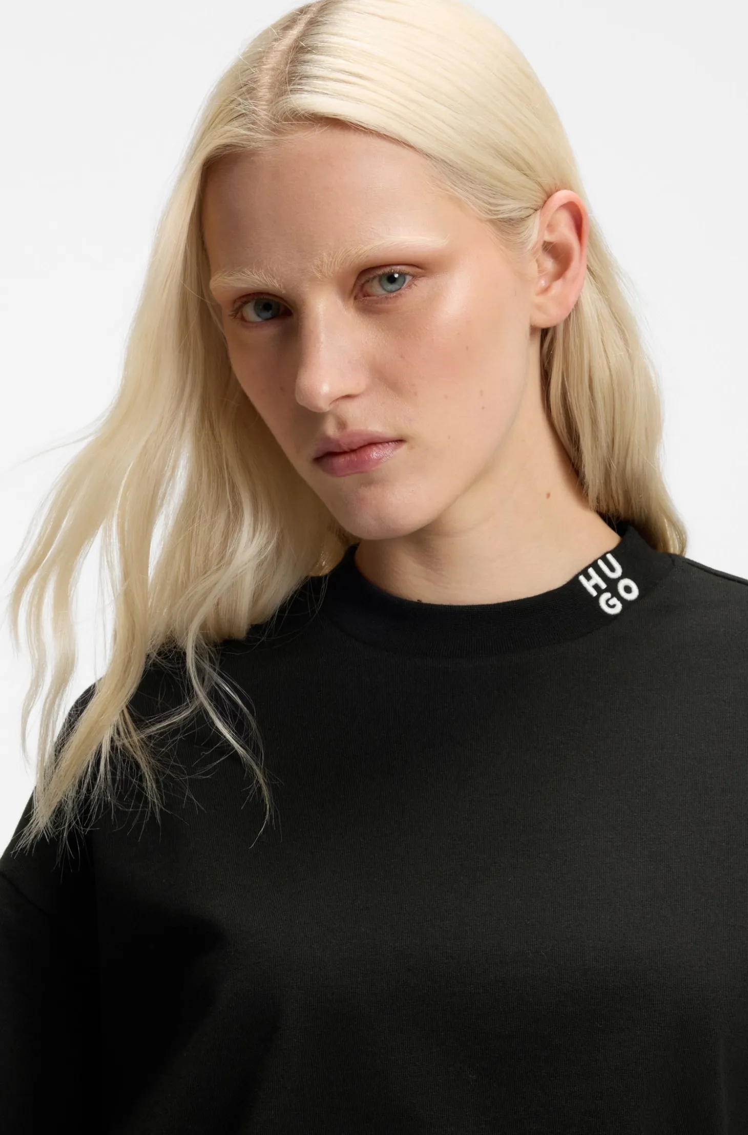 Relaxed-fit cropped T-shirt in cotton with neck logo