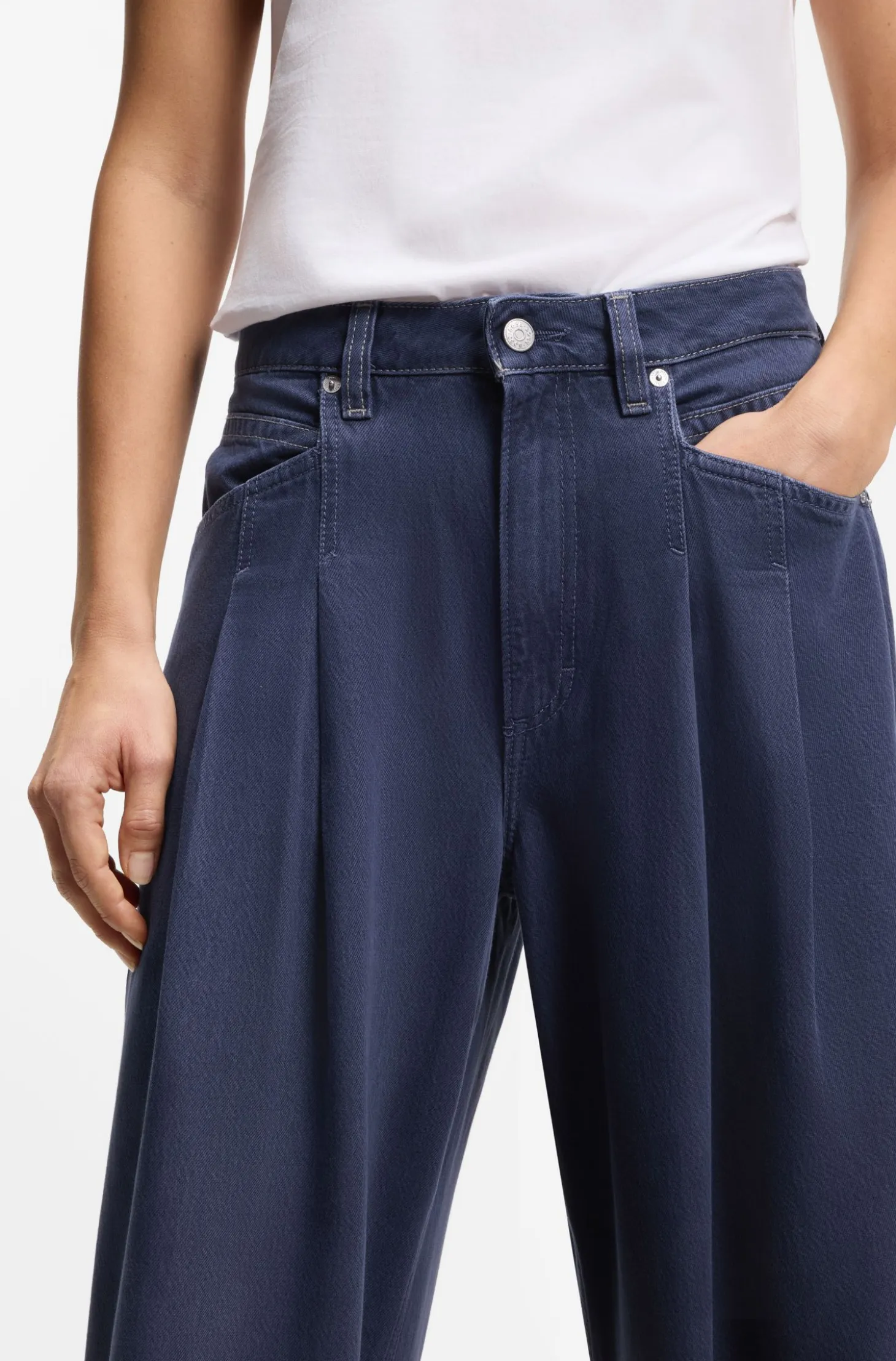 Relaxed-fit jeans with wide leg