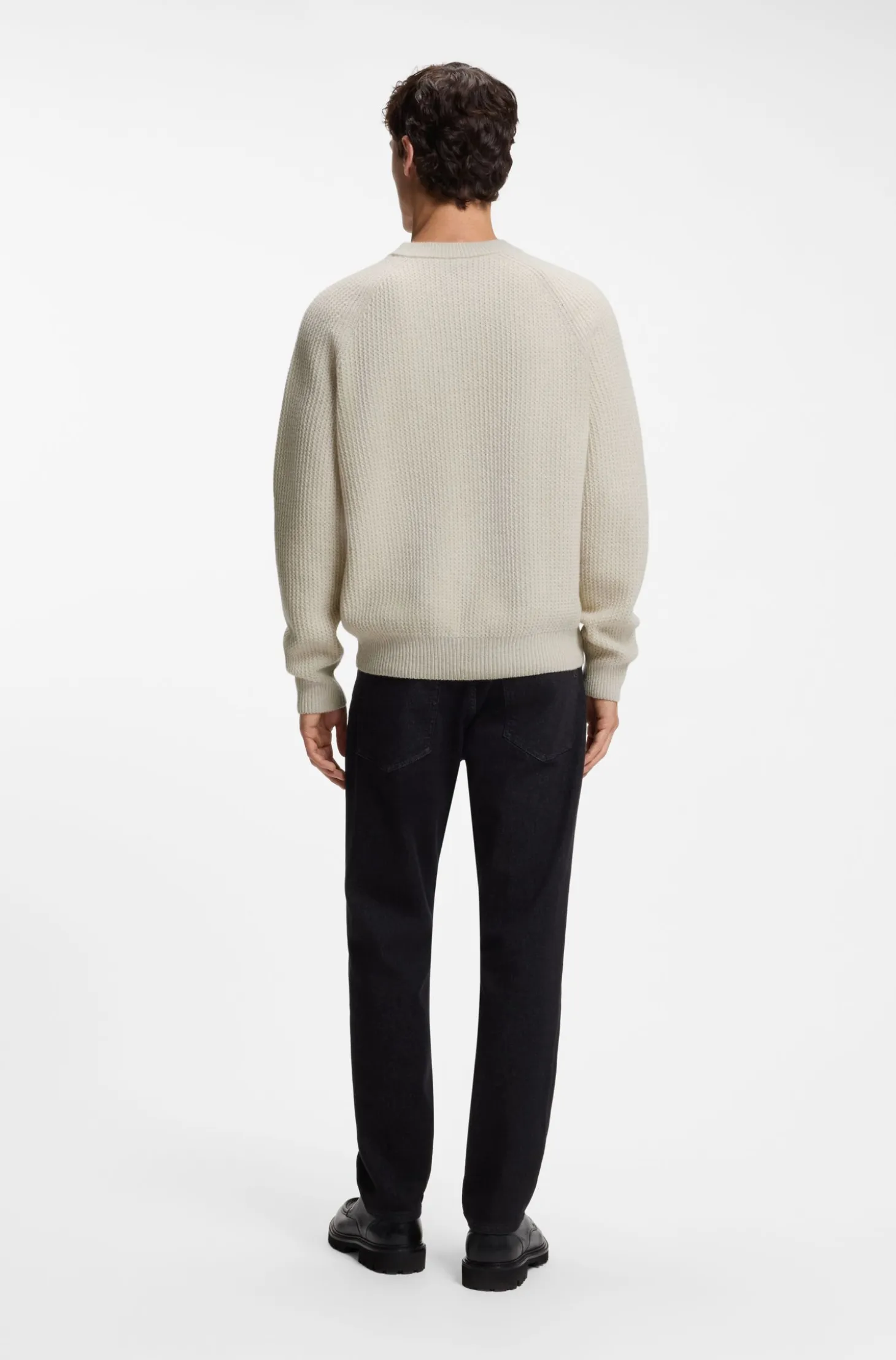 Relaxed-fit sweater with ribbed zig-zag structure