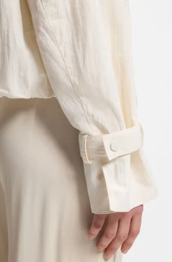 Short trench coat in peached crepe
