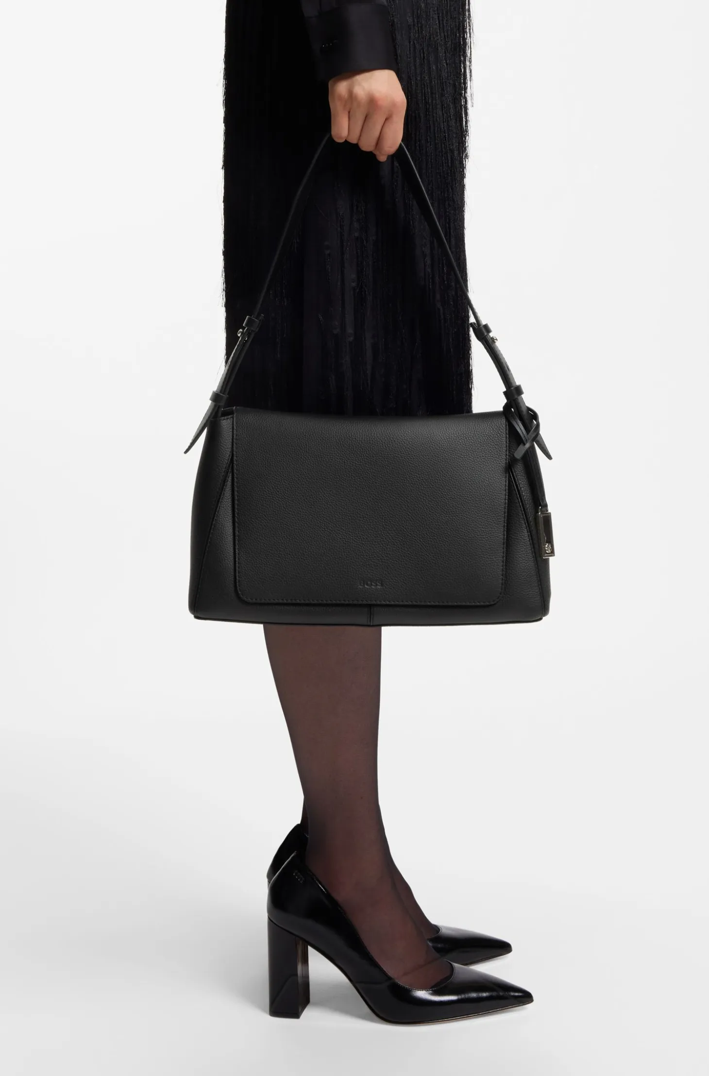 Shoulder bag in grained leather with logo plate
