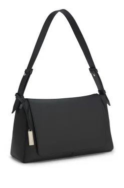 Shoulder bag in grained leather with logo plate