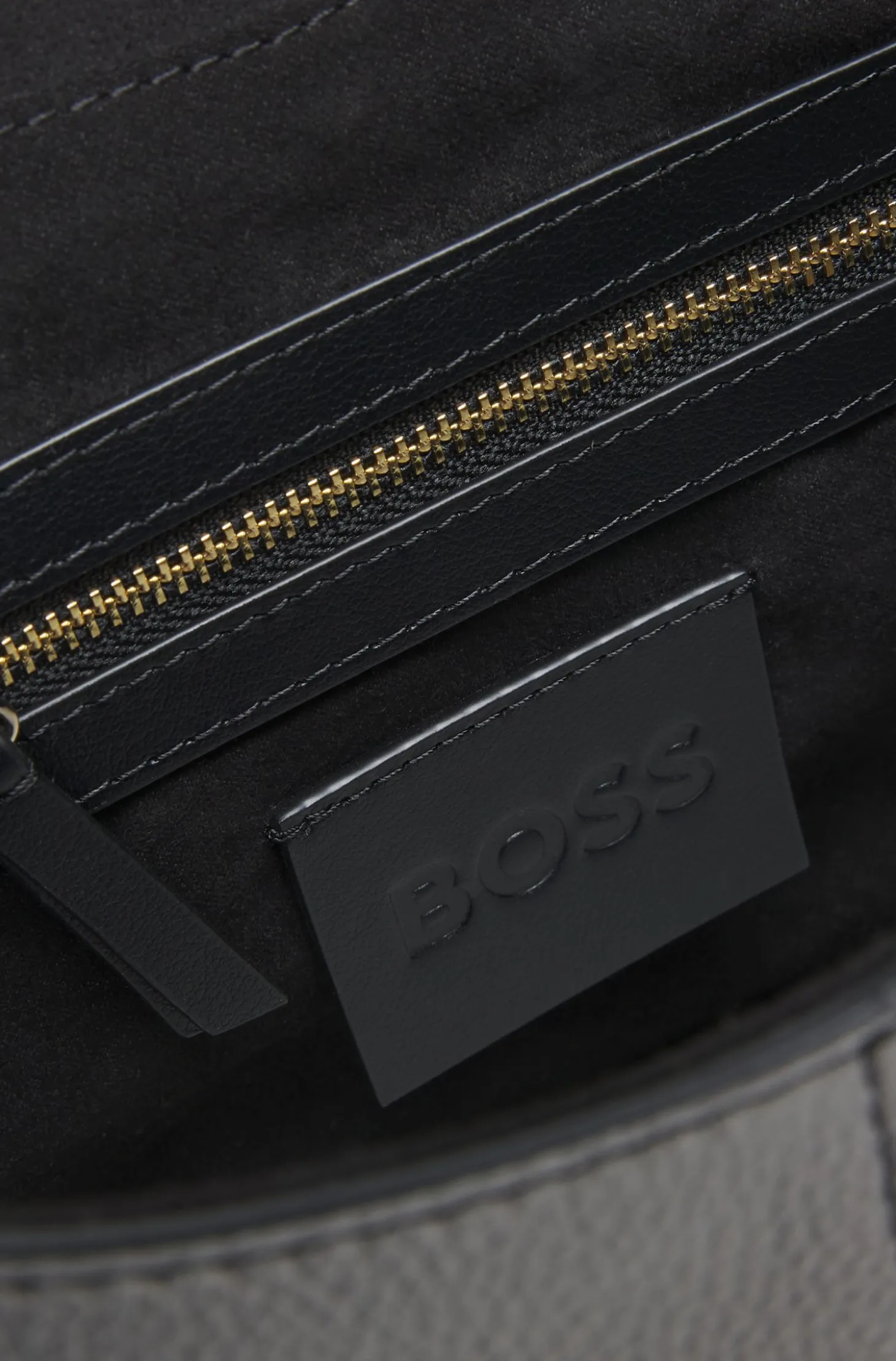 Shoulder bag in grained leather with logo plate