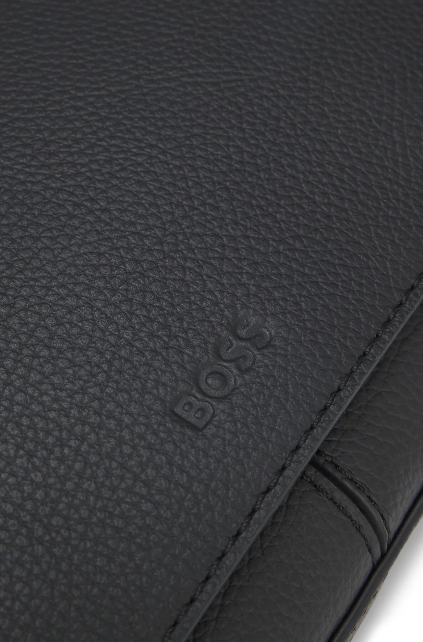 Shoulder bag in grained leather with logo plate