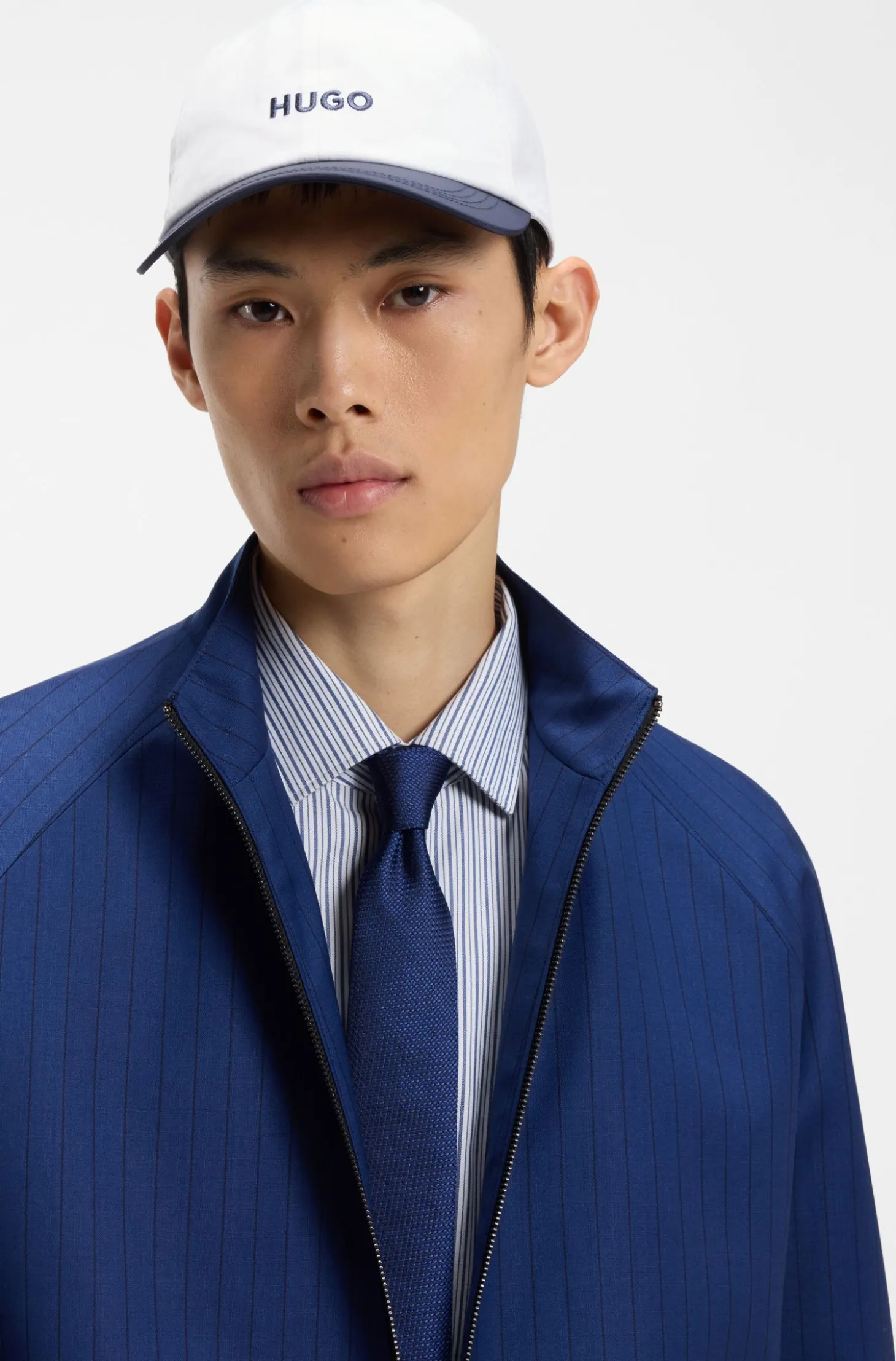 Silk tie with jacquard pattern