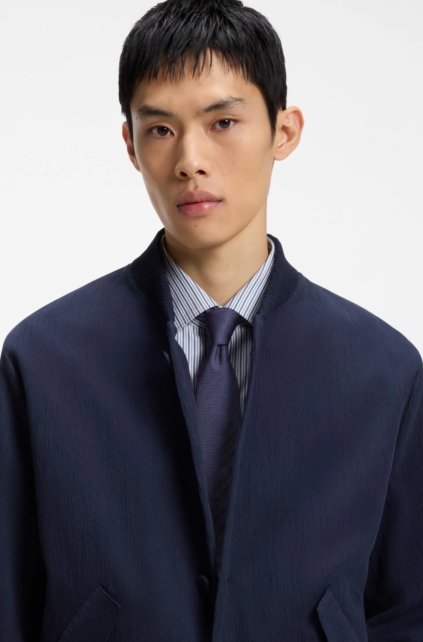 Silk tie with jacquard-woven pattern