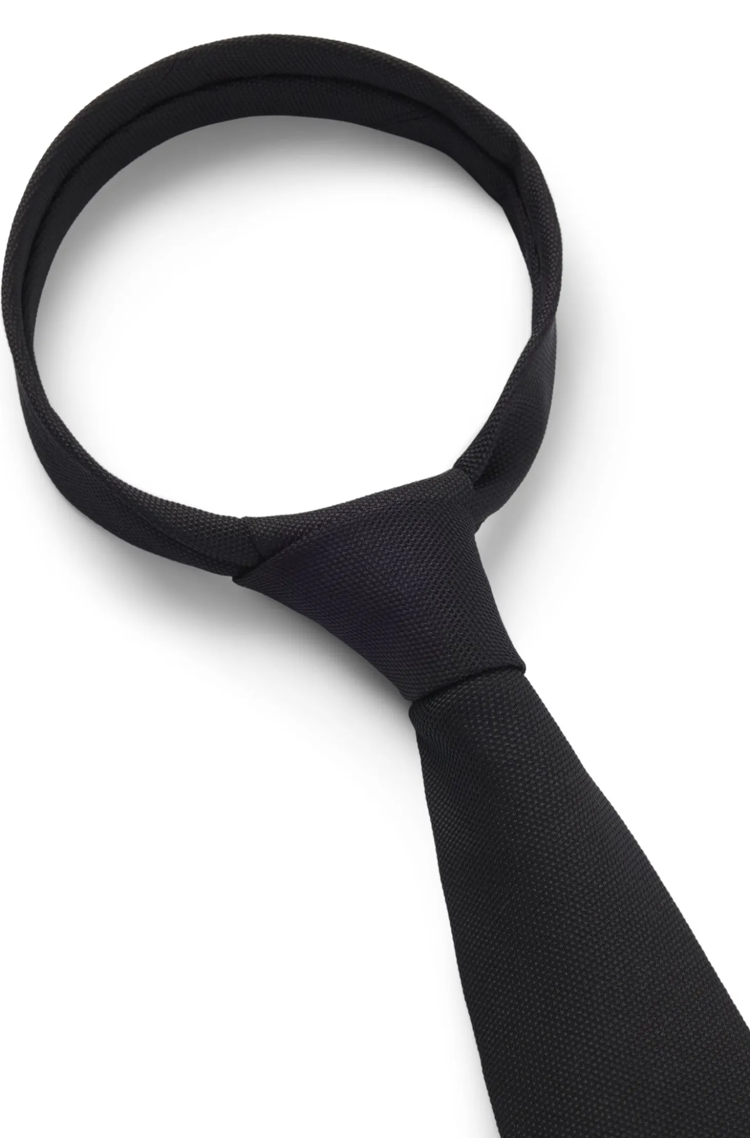 Silk tie with solid weave