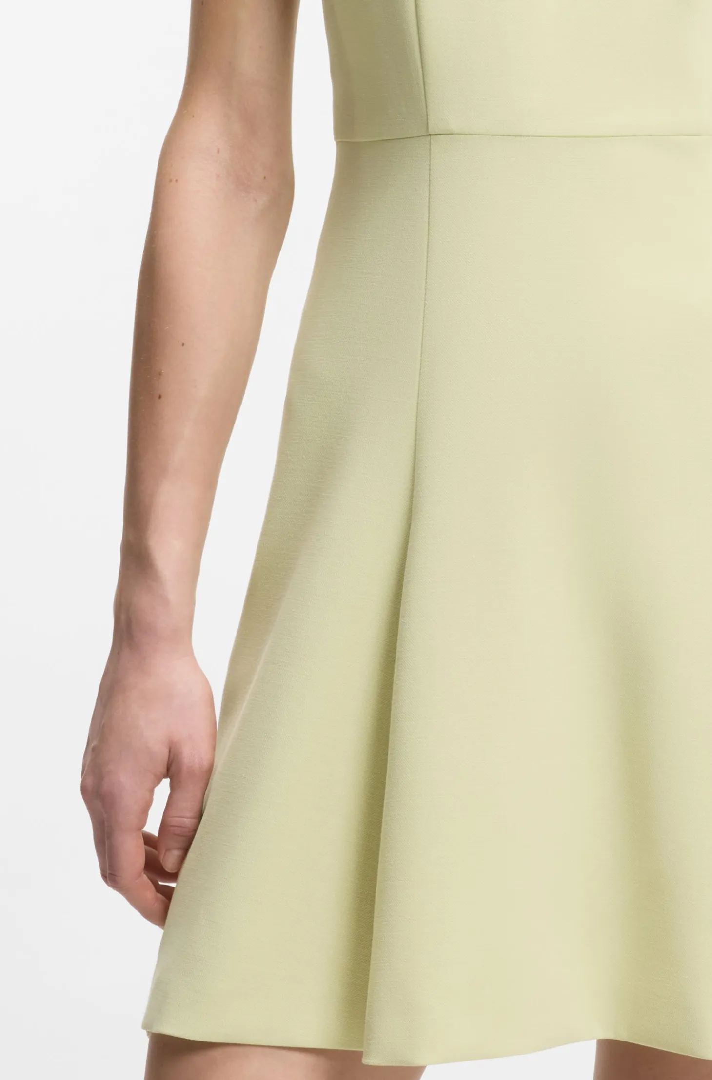 Sleeveless dress with gold-tone flower brooch