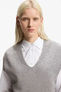 Sleeveless sweater in a wool blend