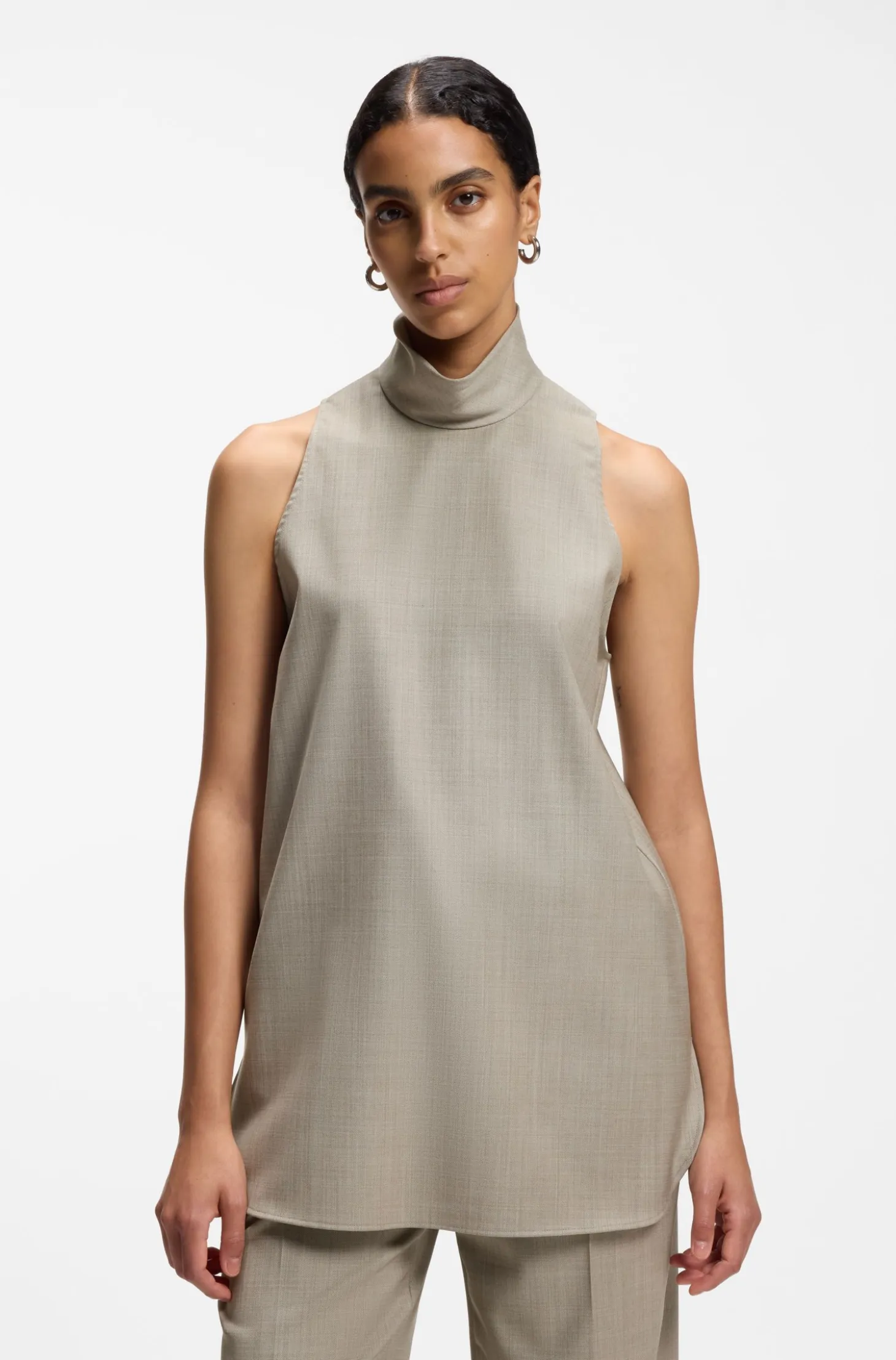 Sleeveless tailored blouse in virgin wool with stretch