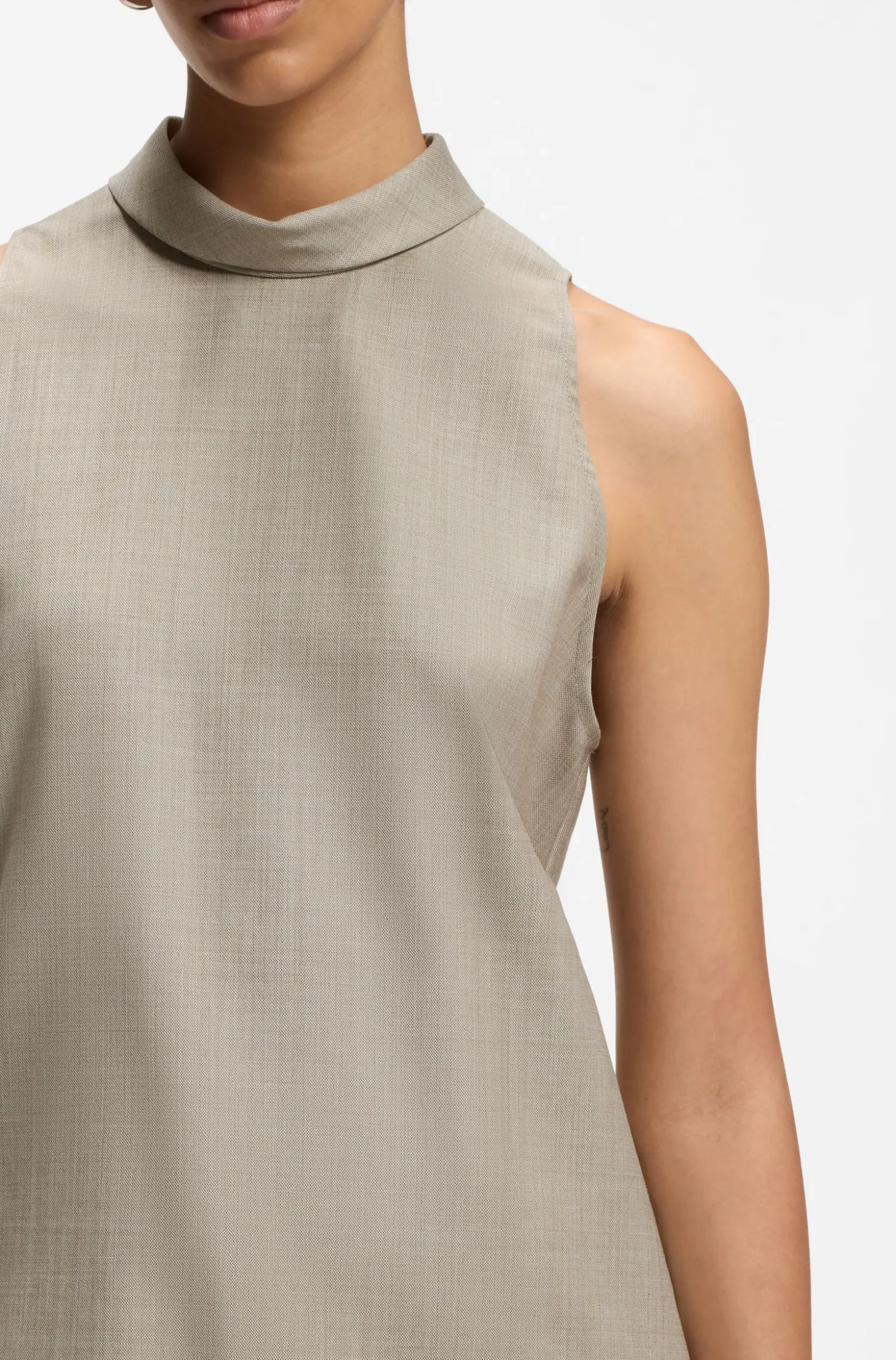 Sleeveless tailored blouse in virgin wool with stretch
